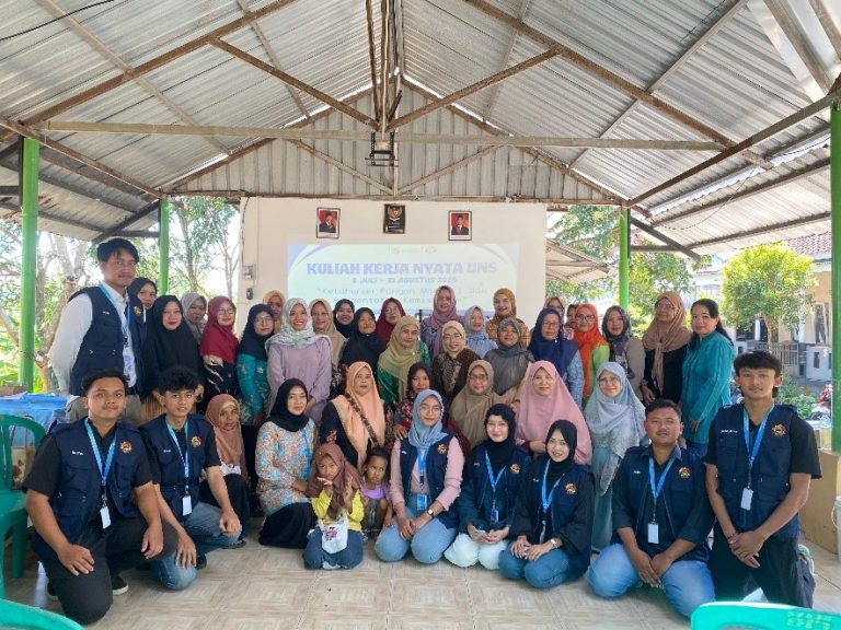 MANFAATKAN LAHAN SEMPIT DI PERUMAHAN, MAHSISWA KKN UNS 39 DESA TRITIH LOR MENGGELAR PELATIHAN HIDROPONIK SISTEM DFT