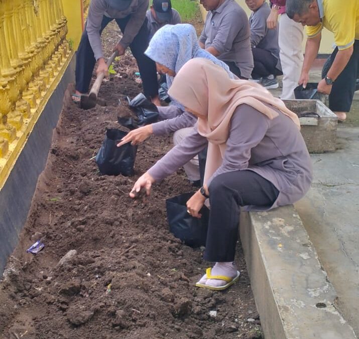 Gerakan Menanam Tanaman Di Desa “Gema Tandan Desa”