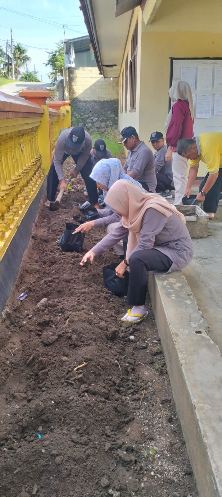 Gerakan Menanam Tanaman Di Desa “Gema Tandan Desa”